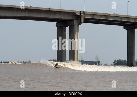 Qiantang, Cina. Xxv Sep, 2013. La seconda edizione di Red Bull Qiantang Shootout, la prima del suo genere surf contest che box squadre di surfers contro ogni altra sulla maggior parte onda insolita nel mondo. Concorso formato: 4 squadre di 2 surfers e la scelta delle attrezzature (lungo, breve, paipo, piano a mano, sup, mat). I compagni di squadra si alternano drop off sia da trainare in o fase off e spostare fuori dalla faccia di onda di attendere la fine della loro corsa si accoppia nel momento in cui essi si posizioni di interruttore e di essere sceso nella prossima occasione. © Jon Steele/A-Frame/ZUMAPRESS.com/Alamy Live News Foto Stock