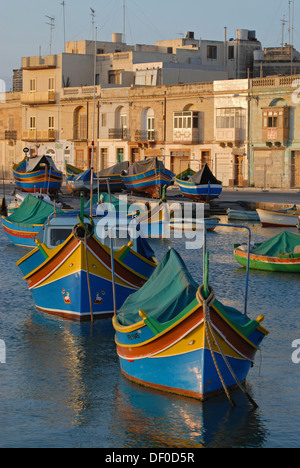 Luzzus, il tipico coloratissime barche di pescatori di Malta, nel porto di Marsaxlokk, Malta, Europa Foto Stock