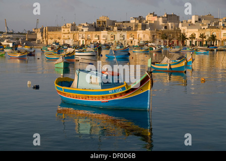 Luzzus, il tipico coloratissime barche di pescatori di Malta, nel porto di Marsaxlokk, Malta, Europa Foto Stock