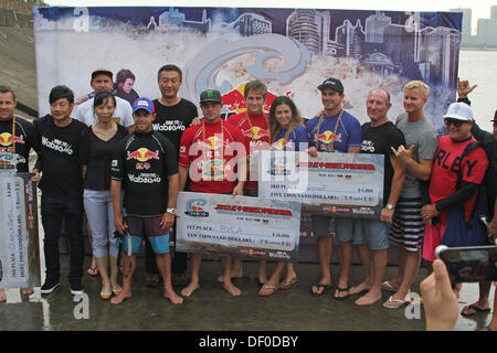 Qiantang, Cina. Xxv Sep, 2013. Hawaiiani MAKUA ROTHMAN e KALANI David del team vincente RVCA con altri concorrenti. La seconda edizione di Red Bull Qiantang Shootout, la prima del suo genere surf contest che box squadre di surfers contro ogni altra sulla maggior parte onda insolita nel mondo. Concorso formato: 4 squadre di 2 surfers e la scelta delle attrezzature (lungo, breve, paipo, piano a mano, sup, mat). I compagni di squadra si alternano drop off sia da trainare in o fase off e spostare fuori dalla faccia di onda di attendere la fine della loro corsa si accoppia nel momento in cui essi si posizioni di interruttore e di essere sceso nella prossima occasione. (Cre Foto Stock