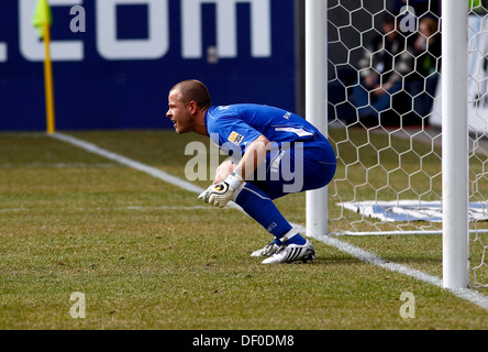 Sascha Kirschstein, portiere di Rot-Weiss Ahlen, preparando per un calcio di punizione Foto Stock