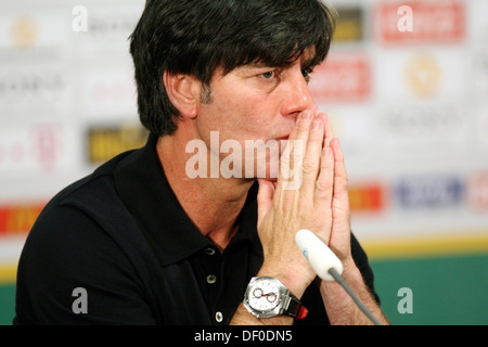 Joachim 'Jogi' Loew, allenatore della squadra nazionale di calcio tedesca, durante una conferenza stampa Foto Stock