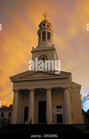 Tramonto colorato, nuvole dietro la prima parrocchia in concordia, Massachusetts, STATI UNITI D'AMERICA Foto Stock