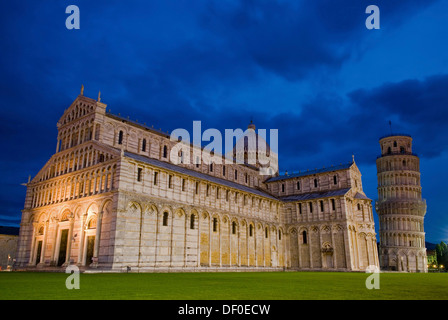 Il Duomo e la torre pendente presso la Piazza del Duomo o Campo dei Miracoli, Piazza dei Miracoli, blu ora, Pisa, Toscana Foto Stock