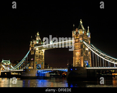 Vista del Tower Bridge di notte che mostra il fiume Thames, London, England, Regno Unito Foto Stock