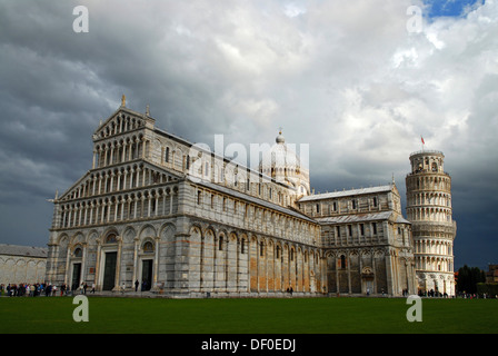 Il Duomo e la torre pendente presso la Piazza del Duomo o Campo dei Miracoli, Piazza dei Miracoli, contro le nuvole scure Foto Stock