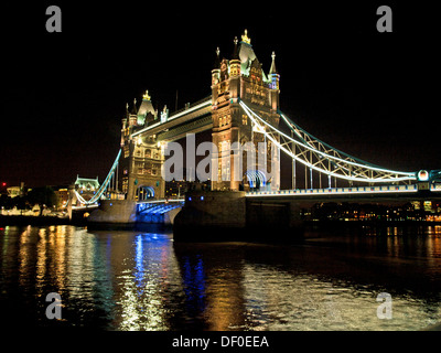 Vista del Tower Bridge di notte che mostra il fiume Thames, London, England, Regno Unito Foto Stock