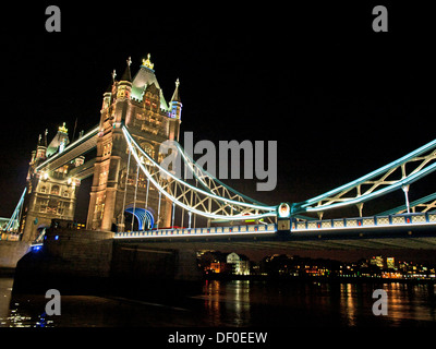 Vista del Tower Bridge di notte che mostra il fiume Thames, London, England, Regno Unito Foto Stock