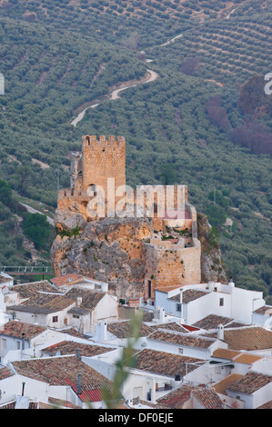 Zuheros, il castello e il borgo, Sierra de la Subbetica, Cordoba, Andalusia, Spagna Foto Stock