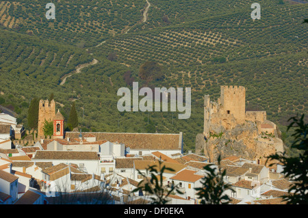 Zuheros, il castello e il borgo, Sierra de la Subbetica, Cordoba, Andalusia, Spagna Foto Stock