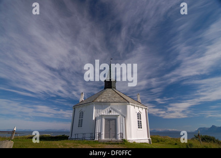 Il legno bianco chiesa a pianta ottagonale di Dverberg contro un cielo nuvoloso, sull'isola di Andøya, Andoya, parte dell'arcipelago di Foto Stock