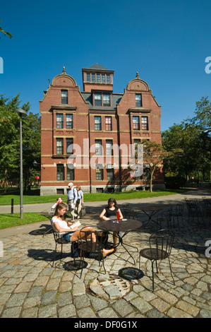 Stati Uniti d'America, USA, New England, Massachusetts, Cambridge, Harvard University, gli studenti a tabelle in Harvard Yard Foto Stock