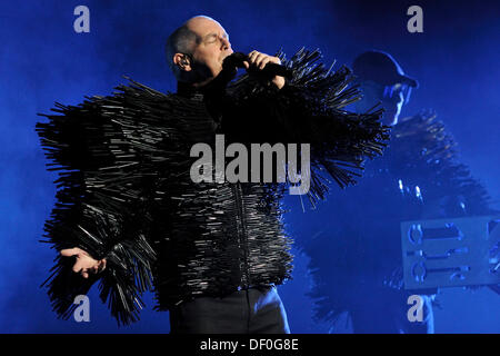 Toronto, Canada. Il 25 settembre 2013. Inglese pop elettronico duo, Pet Shop Boys, esegue a Toronto al Sony Center per le Arti dello Spettacolo durante il loro mondo Tour elettrico. Nella foto, Neil Tennant. © EXImages/Alamy Live News Foto Stock