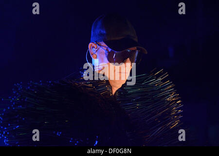 Toronto, Canada. Il 25 settembre 2013. Inglese pop elettronico duo, Pet Shop Boys, esegue a Toronto al Sony Center per le Arti dello Spettacolo durante il loro mondo Tour elettrico. Nella foto, Chris Lowe. © EXImages/Alamy Live News Foto Stock