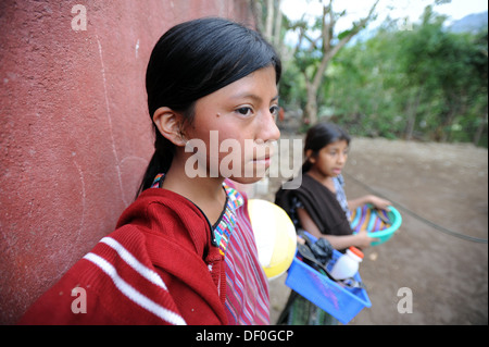 Guatemala ragazze in abiti tradizionali a San Marcos La Laguna, Solola, Guatemala. Foto Stock