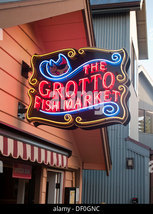 Grotta Mercato del Pesce Seafood restaurant & Oyster/beer bar a Monterey Fisherman Wharf Foto Stock