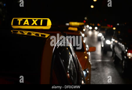 Monaco di Baviera, Germania. 24Sep, 2013. I taxi a Oktoberfest a Monaco di Baviera, Germania, il 24 settembre 2013. Il più grande del mondo folk festival prosegue fino al 06 ottobre 2013. Foto: FELIX HOERHAGER/dpa/Alamy Live News Foto Stock