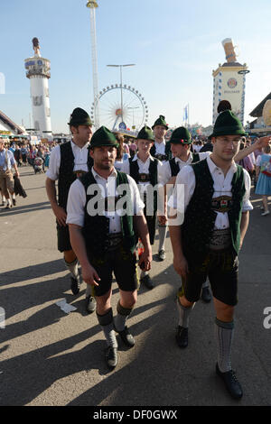 Monaco di Baviera, Germania. 24Sep, 2013. Persone che indossano il costume tradizionale a Oktoberfest a Monaco di Baviera, Germania, il 24 settembre 2013. Il più grande del mondo folk festival prosegue fino al 06 ottobre 2013. Foto: FELIX HOERHAGER/dpa/Alamy Live News Foto Stock