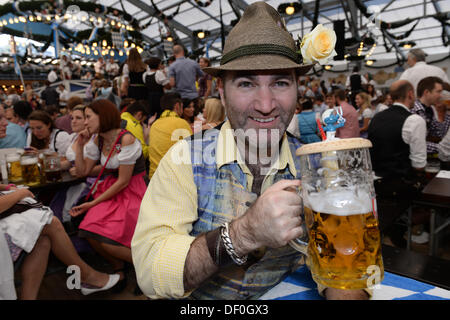 Monaco di Baviera, Germania. 24Sep, 2013. Hair stylist Armin Jumel nel Festival Schottenhamel tenda al Oktoberfest a Monaco di Baviera, Germania, il 24 settembre 2013. Il più grande del mondo folk festival prosegue fino al 06 ottobre 2013. Foto: FELIX HOERHAGER/dpa/Alamy Live News Foto Stock