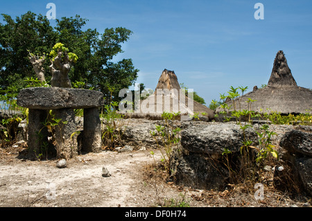 INDONESIA, Sumba, Prailiang, hilltop village con tradizionale alto sottolineato i tetti di paglia Foto Stock