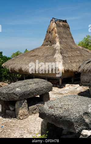 INDONESIA, Sumba, Prailiang, hilltop village con tradizionale alto sottolineato i tetti di paglia, tipica dell'isola Foto Stock