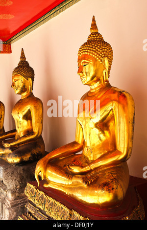 Buddha in Wat Pho tempio graziosamente sequenziale a Bangkok, in Thailandia. Foto Stock