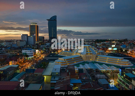 Vista aerea dell'Art Deco Psar Thmei Mercato Centrale di Phnom Penh Tower e dello skyline della città di Phnom Penh, Cambogia Foto Stock