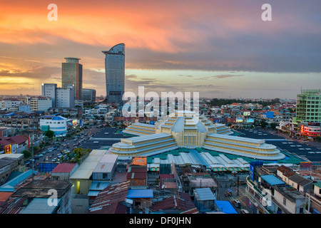 Vista aerea dell'Art Deco Psar Thmei Mercato Centrale di Phnom Penh Tower e dello skyline della città di Phnom Penh, Cambogia Foto Stock