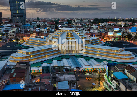 Vista aerea dell'Art Deco Psar Thmei Mercato Centrale di Phnom Penh Tower e dello skyline della città di Phnom Penh, Cambogia Foto Stock