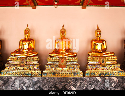 Buddha in Wat Pho tempio graziosamente sequenziale a Bangkok, in Thailandia. Foto Stock