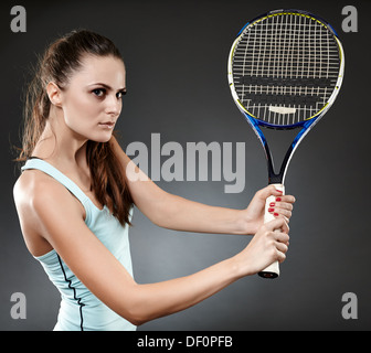 Studio shot di una giovane donna che esegue un scritto volley Foto Stock