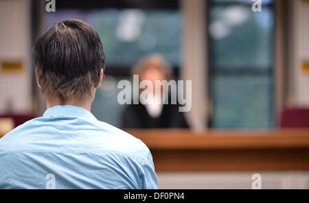 Berlolin, Germania. 26 Sep, 2013. Berlino, Germania. 26 Sep, 2013. Robin v. H. (L) si siede in tribunale di Berlino, Germania, 26 settembre 2013. Il ventunenne noto come "foresta Boy Ray' è cariche con frandulently utilizzando fondi sociali con una multa per quanto 30.000 euro. Ray ruotato fino a Berlino nel settembre 2011 dicendo che non riusciva a ricordare la sua identità. Foto: BERND VON JUTRCZENKA/dpa/Alamy Live News Foto Stock