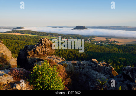 Fortezza re della pietra e Lily pietra, vista del papa della pietra, Svizzera Sassone, Festung Koenigstein und Lilienstein, Ansich Foto Stock