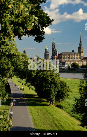 Le torri della Città Vecchia di circa il ciclo di Elba via, Dresden Elbe pista ciclabile, Tuerme der Altstadt ueber dem Elberadweg, Dresda e Foto Stock