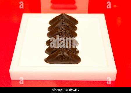 Cioccolatini sul display in un negozio a Bruxelles in Belgio. Foto Stock