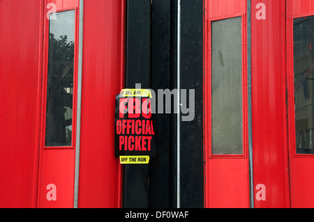 Vigili del fuoco sciopero da 12-4pm in una protesta contro le minacce per le loro pensioni.Chiuso la stazione dei vigili del fuoco, Stoke Newington. Foto Stock