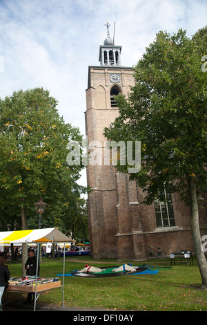 Torre del xv secolo Hervormde Kerk in Oude Tonge, Goeree-Overflakkee, South Holland, Paesi Bassi Foto Stock