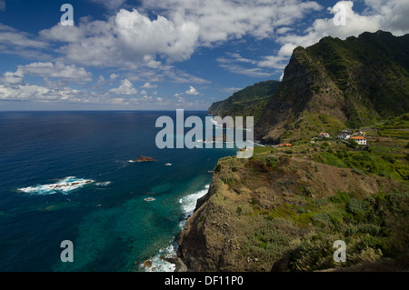 Costa frastagliata nel nord dell'isola di Madeira, Portogallo Foto Stock