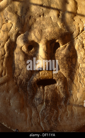 La Bocca della Verità o la bocca della verità, un antico manufatto romano, eventualmente mart di una fontana o coperchio di scarico, presso la chiesa di Santa Maria in Cosmedin, Roma, Italia Foto Stock