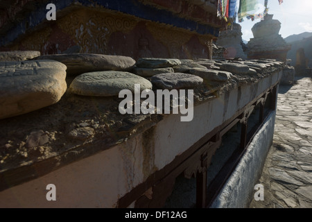 Scolpiti Mani pietre, chortons e ruote della preghiera sull'esterno di Lamayuru Gompa, (Ladakh) Jammu e Kashmir India Foto Stock