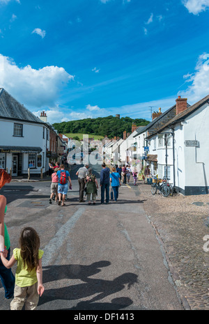 Dunster, Somerset, Inghilterra. 8 agosto 2013. La strada principale di Dunster che conduce fino al mercato dei filati e Conygar Torre. Foto Stock