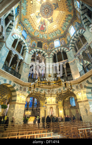La cattedrale di Aquisgrana - Cappella Palatina e Barbarossa lampadario di bronzo, Aachen, Germania Foto Stock