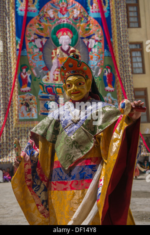 Masked Cham ballerina nella parte anteriore del monastero, Thangka Phayang Tse Dup, Phayang Gompa, (Ladakh) Jammu e Kashmir India Foto Stock