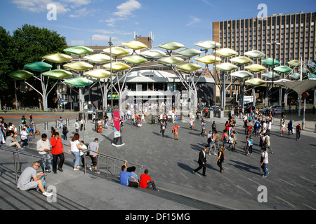 Stratford Shoal scultura davanti al centro Statford, Stratford, Londra, Regno Unito Foto Stock