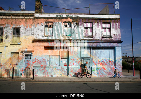 Spray-verniciato edificio abbandonato, precedentemente noto come il Signore Napier pub, su Hepscott Road, Hackney Wick, London, Regno Unito Foto Stock