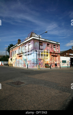 Spray-verniciato edificio abbandonato, precedentemente noto come il Signore Napier pub, su bianco Post Lane, Hackney Wick, London, Regno Unito Foto Stock