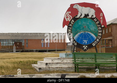 Orso polare sign in Russo cirillico, la marcatura 79° nord, con il busto più settentrionale di Lenin dietro al deserto russo sovietica insediamento minerario di Pyramiden, Spitsbergen, arcipelago delle Svalbard, Norvegia Foto Stock