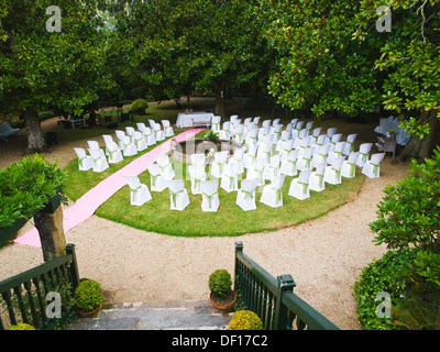 Luogo ideale per un matrimonio con sedie per gli ospiti e gli alberi intorno. Foto Stock