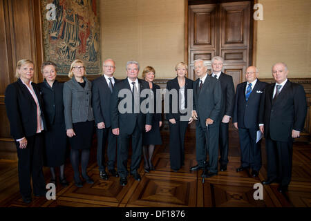 Le figlie di Beitz, Bettina Poullain (L-R) e Susanne Henle, futuro presidente del Curatorium dell'Alfried Krupp von Bohlen und Halbach Foundation, Ursula raccogliere, Sindaco di Essenb Reinhard Pass, Presidente tedesco Joachim Gauck e il suo partnet Daniela Schadt, Premier del Land Renania settentrionale-Vestfalia Hannelore Kraft, ex Presidente tedesco Richard von Weizsaecker, presidenti di ThyssenKrupp Heinrich Hiesinger, Jurek Rotenberg e il pianista Daniel Barenboim durante il funerale di Berthold Beitz, Presidente della Alfried Krupp von Bohlen und Halbach Foundation in Villa Huegel a Essen, Germania, 26 Septe Foto Stock