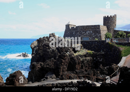 Piccolo Forte Sao Joao Baptista da Madeira ora Aquario, paesaggio di rocce, Porto Moniz sulla costa nord ovest dell'isola di reso Foto Stock